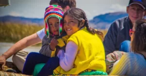 Povo na Ilha de Puno