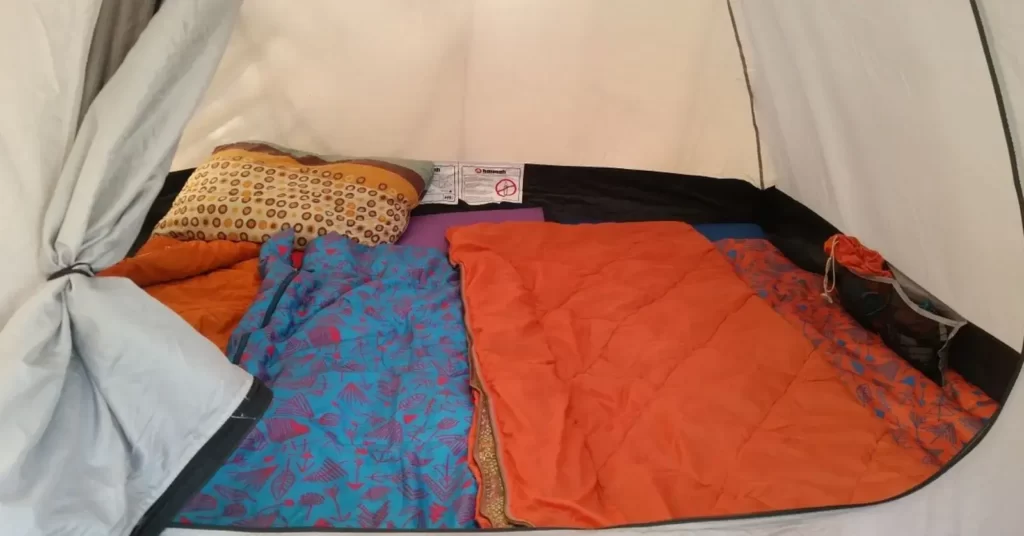 Sacos de dormir em uma barraca