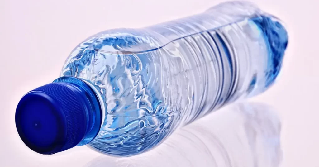 garrafa com água purificada