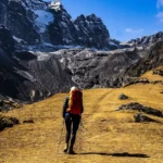 Mulher praticando trekking