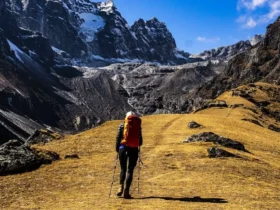Mulher praticando trekking