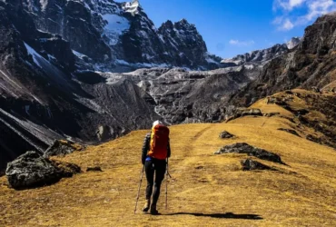Mulher praticando trekking