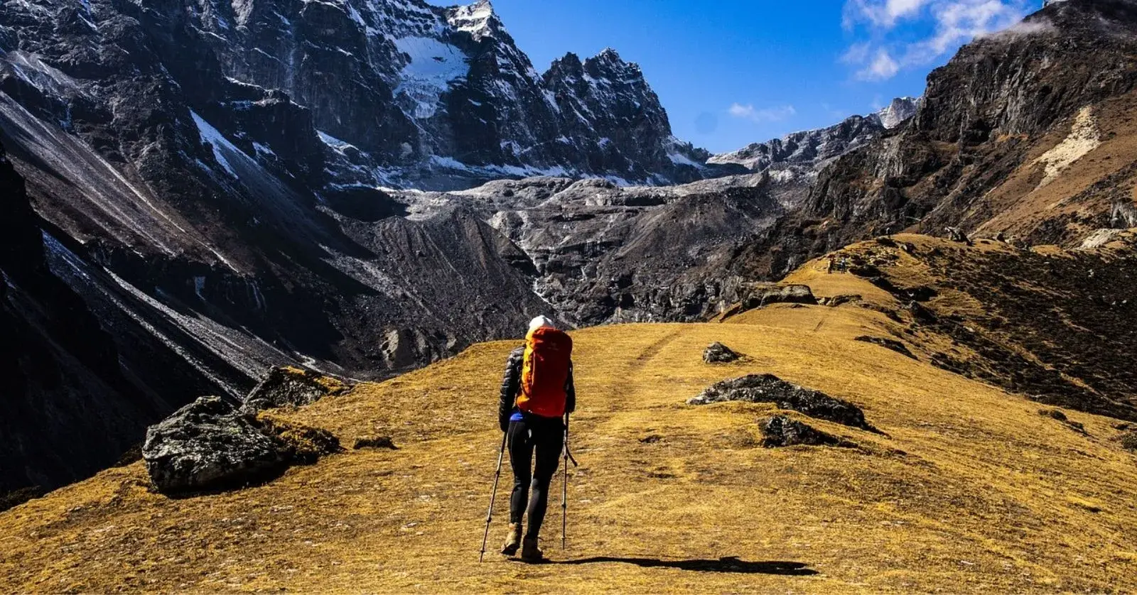 Mulher praticando trekking